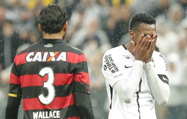 Corinthians é superado pelo Vitória e perde a primeira no Brasileirão