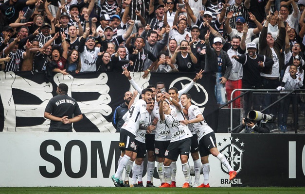Corinthians faz 3 a 2 no Palmeiras, volta a vencer e abre vantagem na liderança