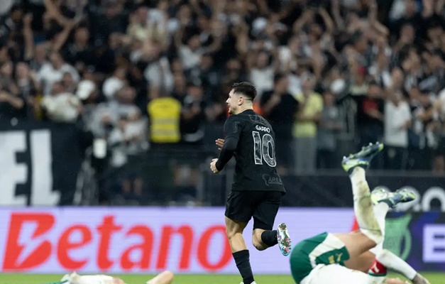 Corinthians vence clássico com o Palmeiras para se afastar do Z4