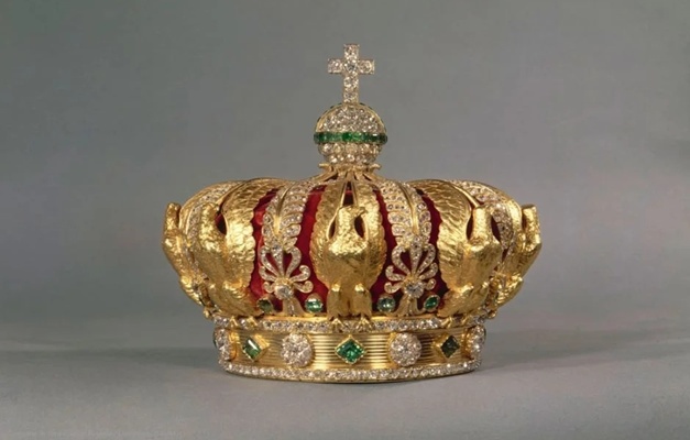 Coroa da imperatriz Eugênia é encontrada danificada perto do Museu do Louvre