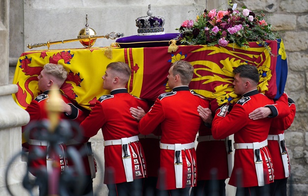 Corpo da rainha Elizabeth II está na Abadia de Westminster para funeral