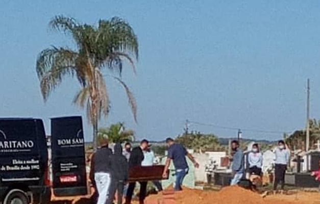 Corpo de Lázaro Barbosa é sepultado em cemitério de Cocalzinho de Goiás