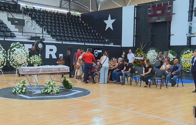 Corpo de Léo Batista é velado em cerimônia aberta na sede do Botafogo, no Rio