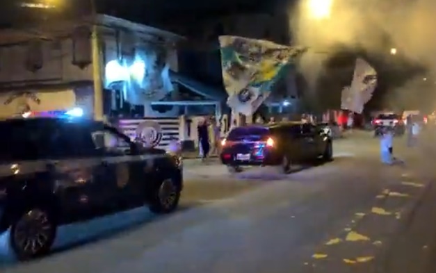 Corpo de Pelé chega à Vila Belmiro para velório, que terá caixão com urna aberta