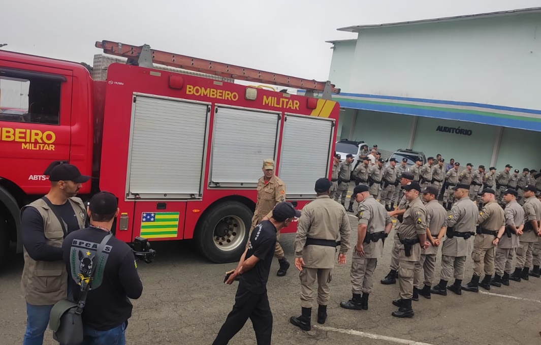 Corpo de PM morto em ação policial é levado em cortejo na Grande Goiânia