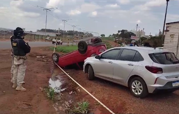 Corpo enrolado em lençol é lançado para fora de carro após capotamento