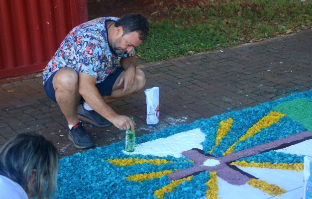 Corpus Christi: fiéis colorem ruas de Goiânia com tapetes de serragem