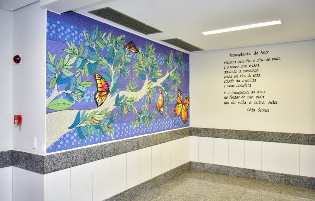 Corredores do Hugol recebem pinturas e poesias para promover aconchego