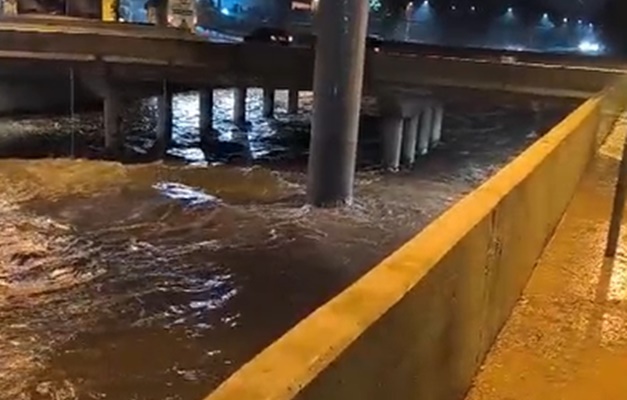 Córrego Botafogo transborda com chuva deste domingo (27) em Goiânia