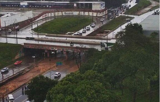Córrego transborda e invade a Marginal Botafogo durante chuva em Goiânia