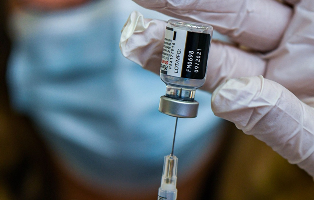 Covid-19 não desapareceu e casos continuam ocorrendo, alerta médico