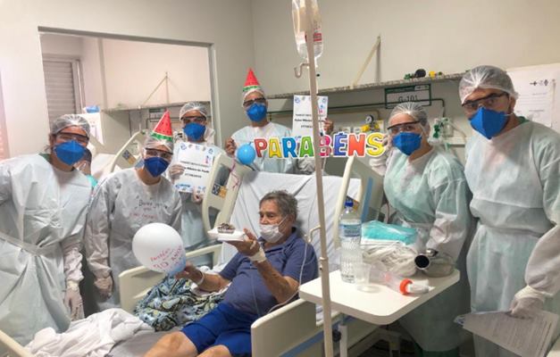 Covid-19: Paciente comemora 90 anos com bolo e alta hospitalar em Itumbiara 