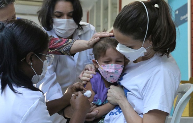 Covid-19: vacinação infantil deve começar por imunocomprometidos 