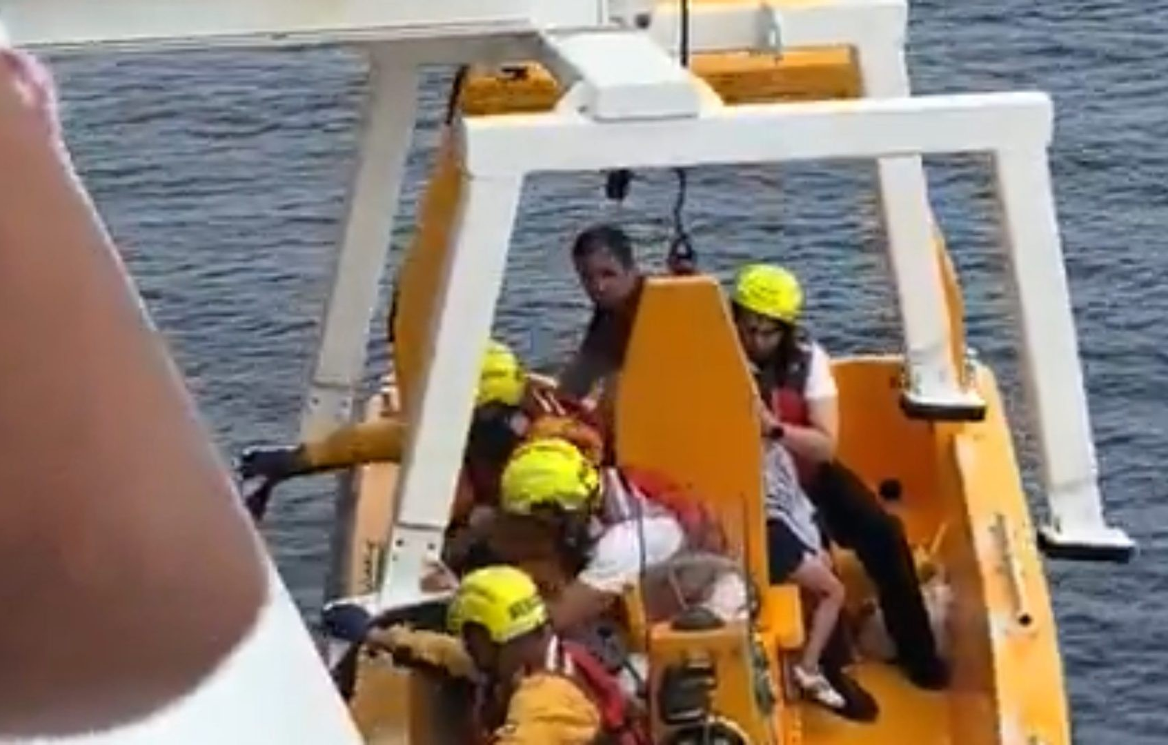 Criança cai de 4º andar de navio da Disney e pai pula para resgatá-la