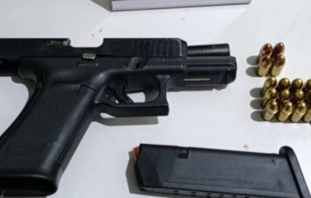 Criança de 2 anos pega arma do pai e acidentalmente mata mãe no MS