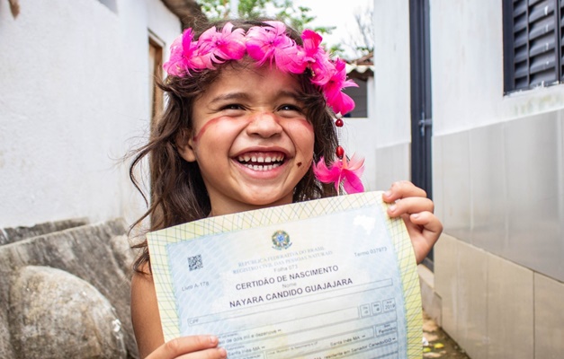 Criança indígena obtém primeira certidão de nascimento aos cinco anos 