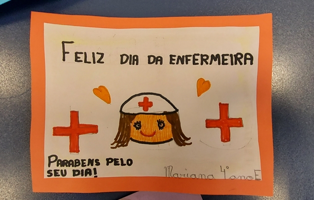 Crianças escrevem cartas para homenagear enfermeiros em Goiânia