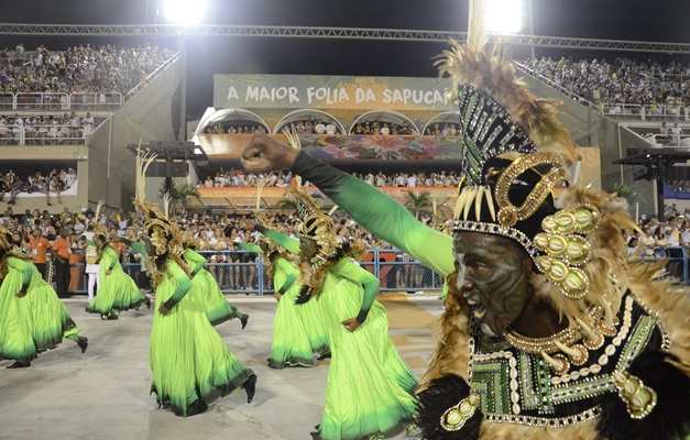 Crise faz Rio montar desfile mais alternativo