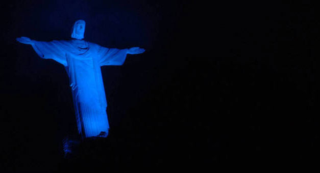 Cristo Redentor é iluminado de azul em campanha contra o tráfico de pessoas