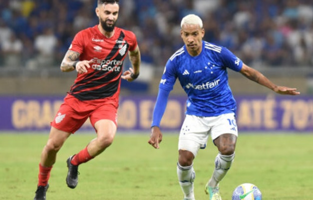 Cruzeiro supera o Athletico-PR, mantém 100% em casa e volta ao G-6 do Brasileiro