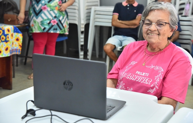 Curso gratuito ensina idosos de Aparecida a manusear celular e redes sociais