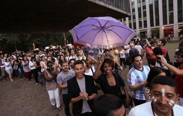 Dança da chuva no Masp reúne cerca de 200 pessoas