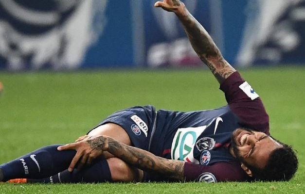 Daniel Alves deixa partida do PSG machucado e preocupa para a Copa do Mundo