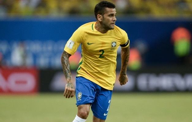 Daniel Alves está fora da Copa do Mundo e precisará ser operado