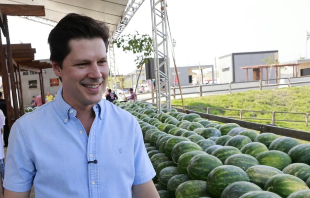 Daniel Vilela celebra produção agrícola na Festa da Melancia em Uruana