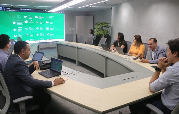Daniel Vilela conhece ferramenta que monitora obras em tempo real em Goiás