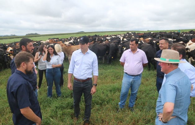 Daniel Vilela conhece maior fazenda produtora de leite de Goiás