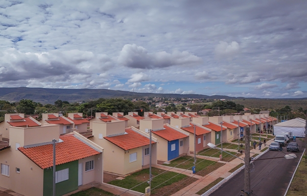 Daniel Vilela entrega 30 casas a custo zero em Alto Paraíso de Goiás