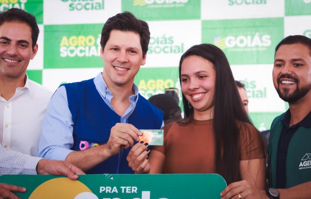 Daniel Vilela entrega benefícios e crédito social em Catalão 