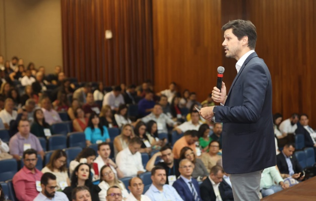 Daniel Vilela participa de congresso da Associação Goiana dos Municípios