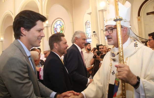 Daniel Vilela participa de missa em celebração à padroeira de Goiânia