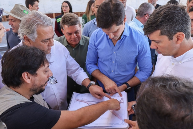 Daniel Vilela visita obra do novo viaduto da GO-020 em Senador Canedo