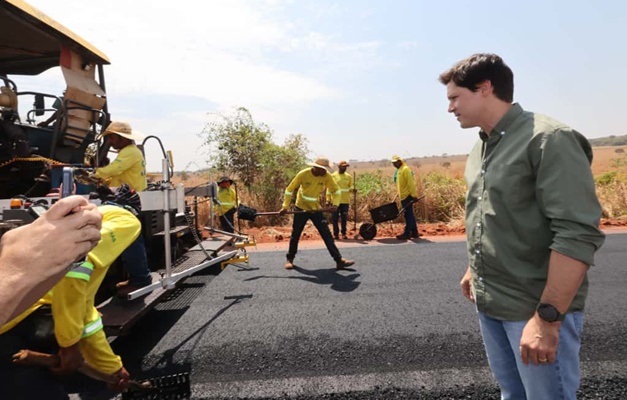 Daniel Vilela vistoria obras da GO-184 em Aporé