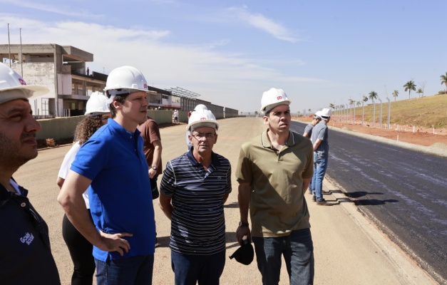 Daniel Vilela vistoria obras do Autódromo de Goiânia para retorno do MotoGP