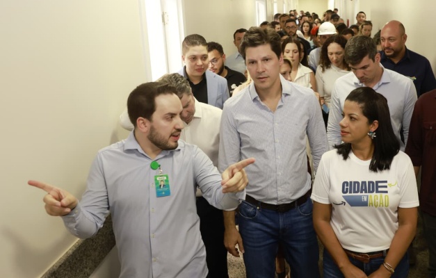 Daniel Vilela vistoria obras do Hospital Estadual de Formosa