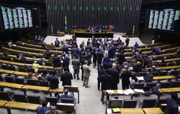 Datafolha: 76% da população é contra o aumento no número de deputados