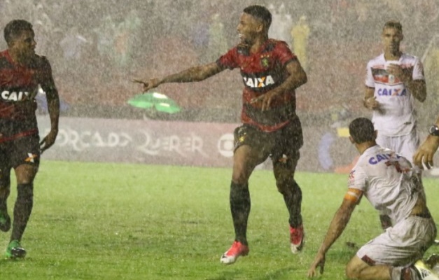 Debaixo de chuva, Sport goleia o Atlético-GO por 4 a 0