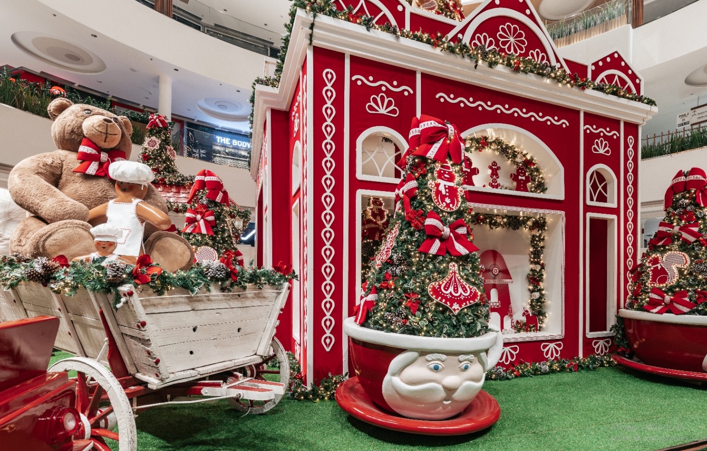 Decoração de Natal do Shopping Flamboyant tem fábrica de biscoitos como tema