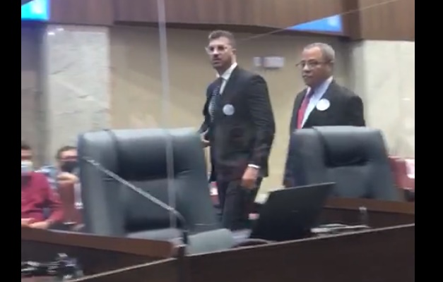 Defesa abandona plenário e júri do caso Valério Luiz é novamente adiado 