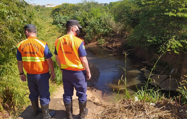 Defesa Civil orienta retirada de pessoas de área de risco em