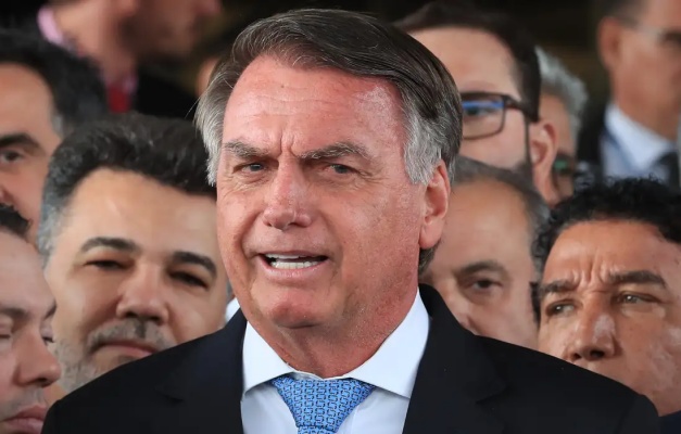 Defesa de Bolsonaro diz que foi surpreendida com prisão domiciliar