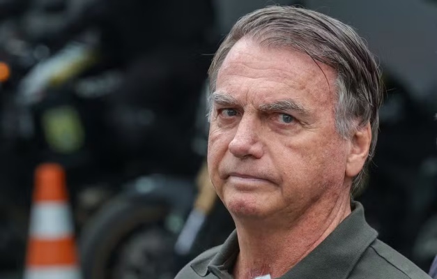 Defesa de Bolsonaro pede prisão domiciliar humanitária ao STF