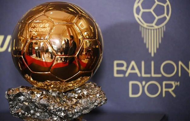 Dembélé supera Lamine Yamal e leva a Bola de Ouro 2025