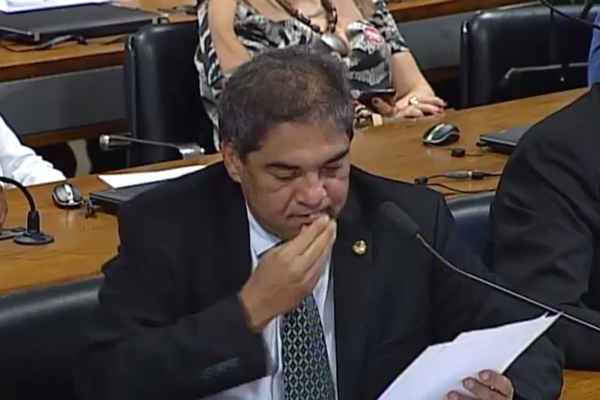 Dentadura do senador Hélio José cai 2 vezes durante discurso; veja o vídeo