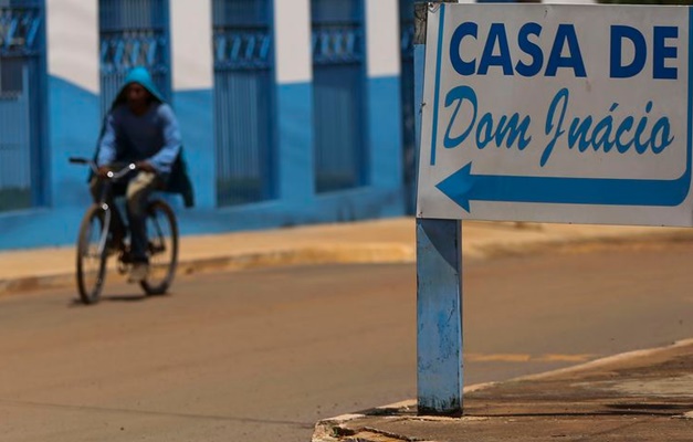 Dependência econômica e fé se misturam em Abadiânia (GO)