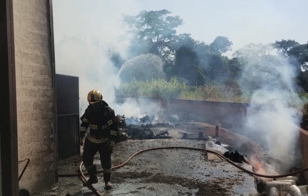 Depósito de líquidos inflamáveis pega fogo em Goiânia